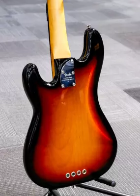 Fender - American Professional II Precision Bass, Rosewood Fingerboard - 3-Colour Sunburst 2